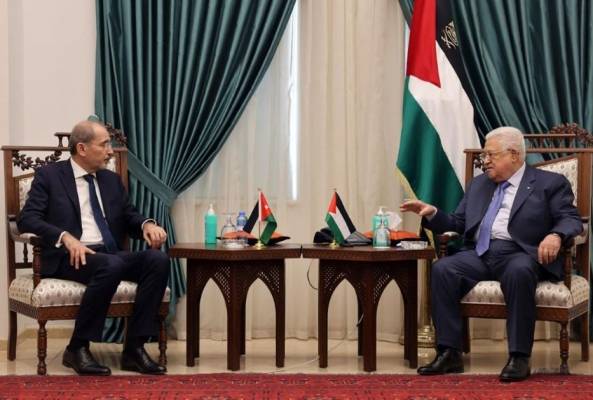 الصفدي ينقل رسالة من الملك إلى عباس