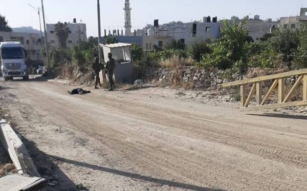 الاحتلال يصيب فتاة فلسطينية بالرصاص ويتركها تنزف – فيديو وصور