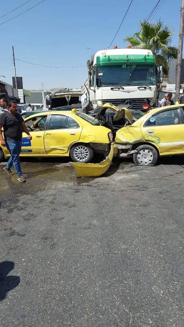 9 اصابات بتدهور شاحنة في الزرقاء