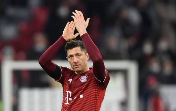 ليفاندوفسكي يبلغ بايرن بعدم خوضه فترة الإعداد