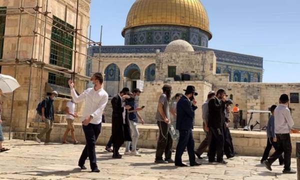 عشرات المستوطنين يقتحمون الاقصى