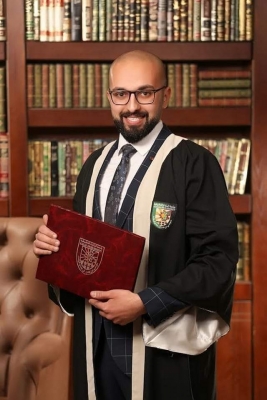 الدكتور هاشم .. مبارك التخرج