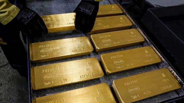 الذهب يتراجع عالميا لأعلى مستوى منذ شهر