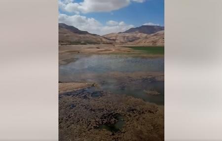 سد الموجب في الكرك يلفظ أنفاسه الأخيرة .. والقاع يظهر من شدة الجفاف  فيديو