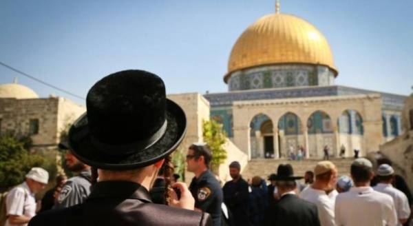 عشرات المستوطنين المتطرفين يقتحمون باحات الأقصى