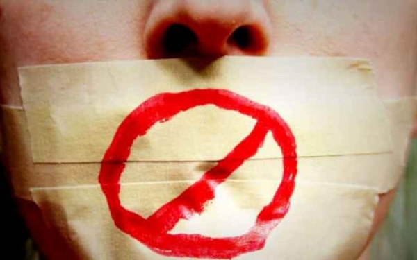 على نهج داعش.. معلمة مدرسة خاصة في عمان الغربية تستخدم لاصق شفاف لتكميم افواه الطلبة