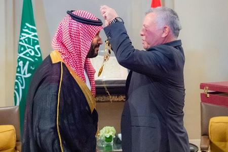 الملك يقدم لولي العهد السعودي قلادة الحسين بن علي