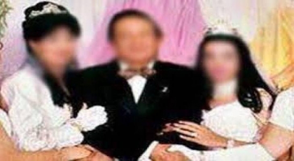 رجل يتزوج امرأتين في حفل زفاف واحد: لا استطيع التخلي عنهما !!