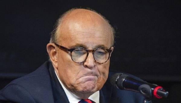 وصفه بـالحثالة .. عامل متجر يضرب محامي ترامب السابق