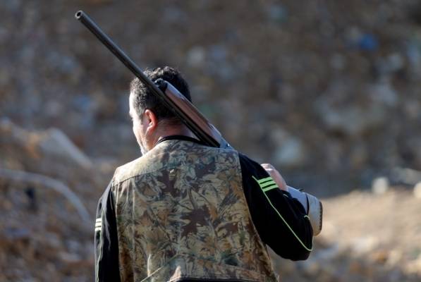 اردني يقتل والده برصاصة بندقية صيد ثم يشارك بالبحث عنه.. تفاصيل!