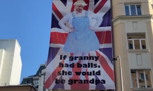 لافتة تحمل صورة رئيس الوزراء البريطاني بملابس نسائية في موسكو
