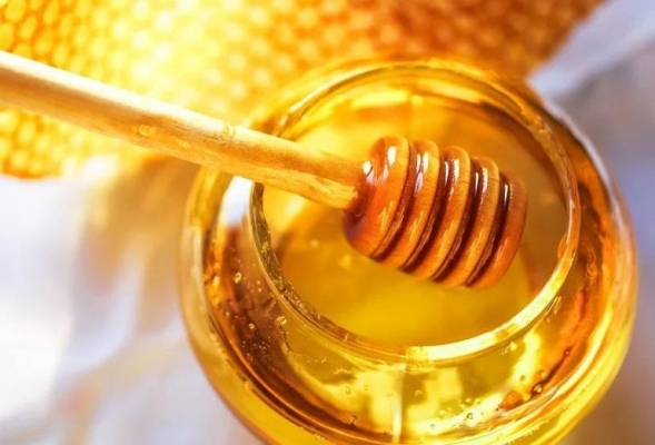 أسهل الطرق للتمييز بين العسل الطبيعي والصناعي في المنزل
