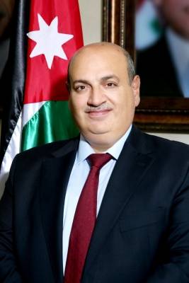 سميرات  يوجه  بتقديم كافة التسهيلات لزائري المملكة  في مكتب التأمين  الالزامي في مركز حدود العمري