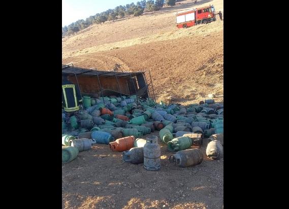 انقلاب شاحنه محملة باسطوانات غاز في المفرق .. صور