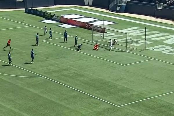 أغرب لقطة في تاريخ كرة القدم .. فيديو