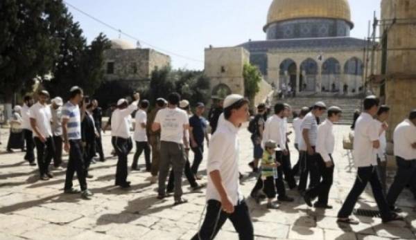 مستوطنون يقتحمون باحات الأقصى