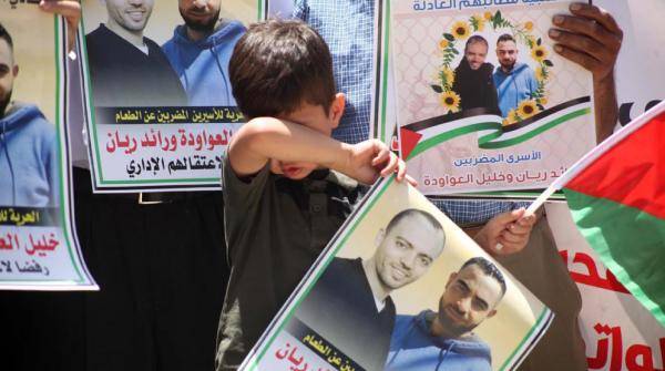 75 أسيرا فلسطينيا يشرعون الأحد بالإضراب عن الطعام