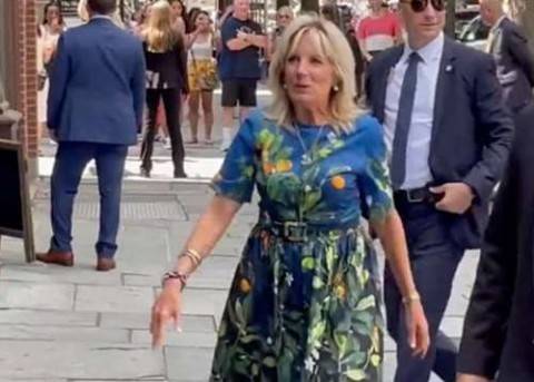 مُواطن أمريكي يصرخ بوجه زوجة بايدن: “زوجك أسوأ رئيس مرّ علينا.. أنتم مدينون لنا بأموال الوقود!