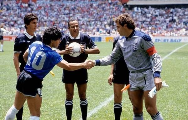 القمار: كيف تمكنت زوجة حارس المرمى بيتر شيلتون من مساعدته على التخلص من إدمانه؟