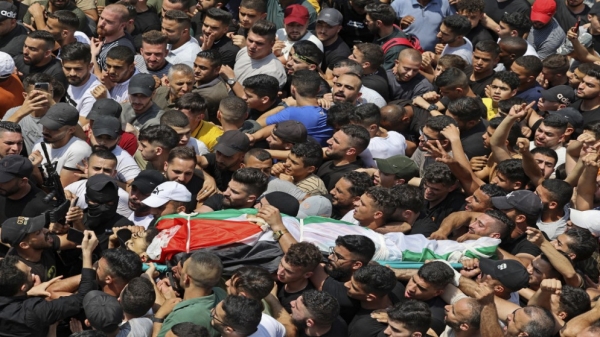 آلاف الفلسطينيين يشيعون شهداء نابلس الثلاثة وسط غضب عارم