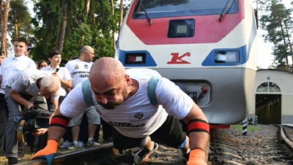 رافع أثقال روسي يحطم رقما قياسيا بسحبه قطارا يزن 120 طنا (فيديو)