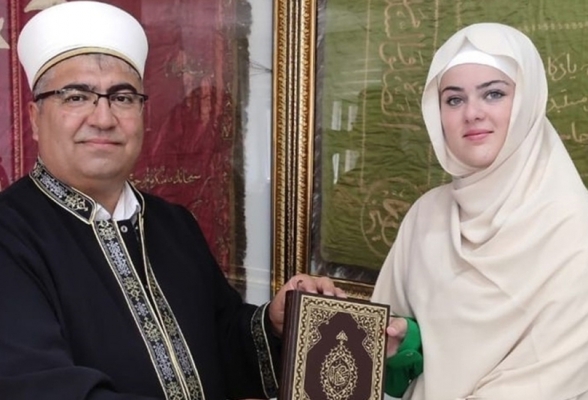 بالصور  فتاة بلجيكية تشهر إسلامها في تركيا (شاهد)
