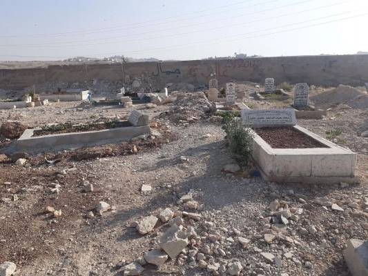 قبور عكس القبلة ومخالفة في الرصيفة والبلدية توضح