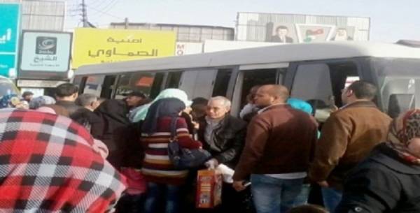 شو رأيك أخلي الشب يقعد بحضني.. فتاة تصرخ بباص يغص بالركاب في عمان