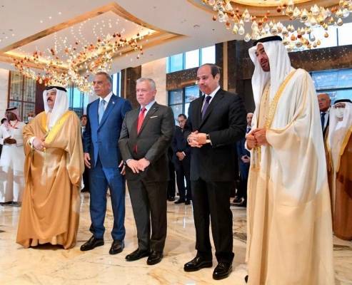 الملك يطلع وقادة عرب على مشروع سياحي مصري