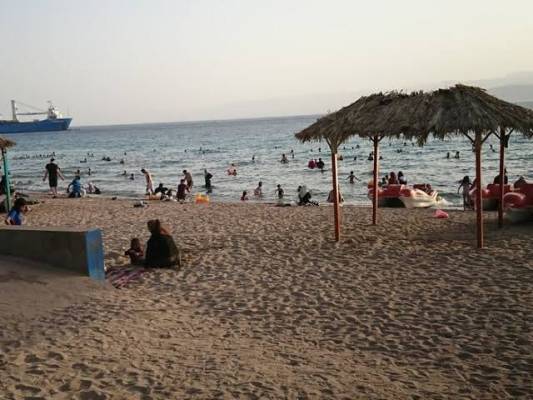 استمرار ظهور بقع زيت وتلوث بعض الشواطىء بالعقبة