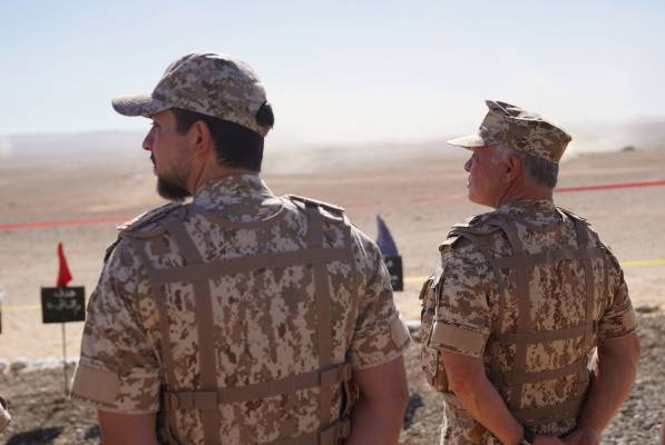 الملك وولي العهد يتابعان مجريات تمرين النور الساطع  صور