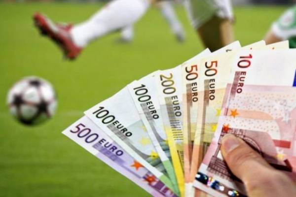 أسطورة في نادي عريق يبتز الأطفال وأهاليهم ويتلقى رشاوى من أجل إشراكهم في اللعبة !!