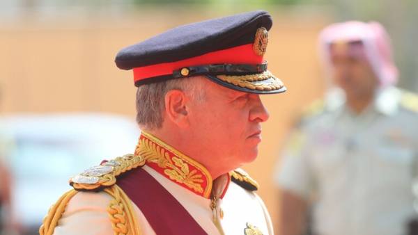 الملك يرعى احتفال الجيش لتسليم علم القائد الأعلى وراية الثورة العربية الكبرى .. صور