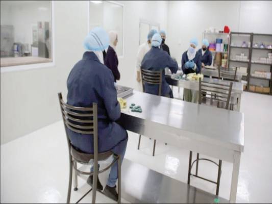 طبيب ومهندس .. أقاما مصنع شكولاتة في الجنوب يوفر 22 فرصة