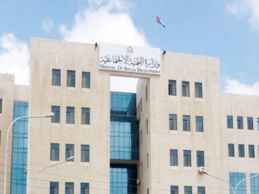 التنمية تمنع تصوير المنتفعين من مساعدات الحقائب والقرطاسية