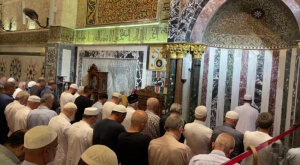 آلاف الفلسطينيين يلبون دعوات الفجر العظيم (صور)