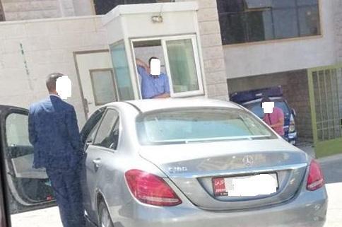 بدون ملابس .. ضبط مخمور بسيارة حكومية في عمان