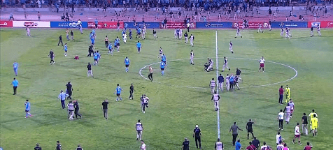 جماهير الفيصلي تقتحم ميدان مباراة ناديهم مع معان
