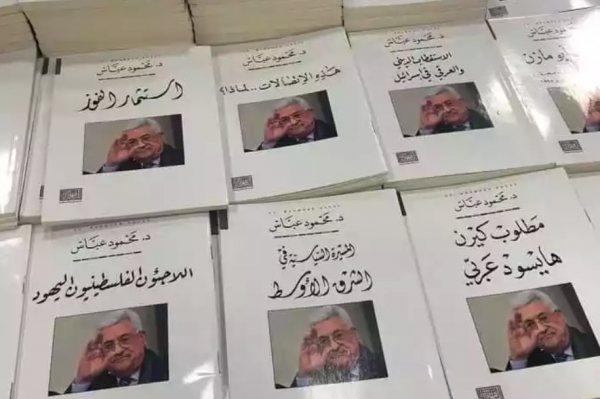مؤلفات عباس بمعرض عمان تثير الاستغراب؛ متى لحق يكتب كل هذه الكتب!