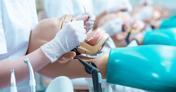 إيقاف طلبات استحداث كليات الطب وطب الأسنان