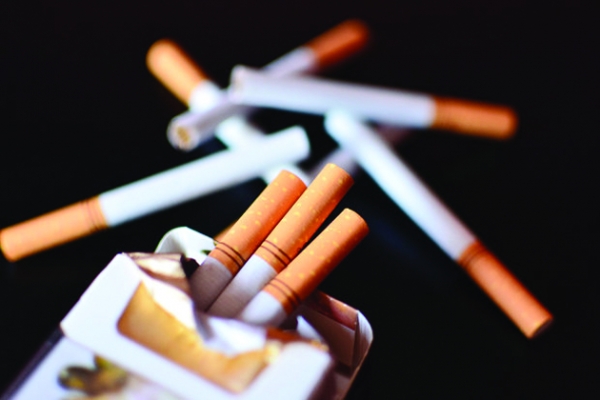ثمانينية تبيع السجائر (فرط) لطلاب مدرسة في عمان.. تفاصيل!