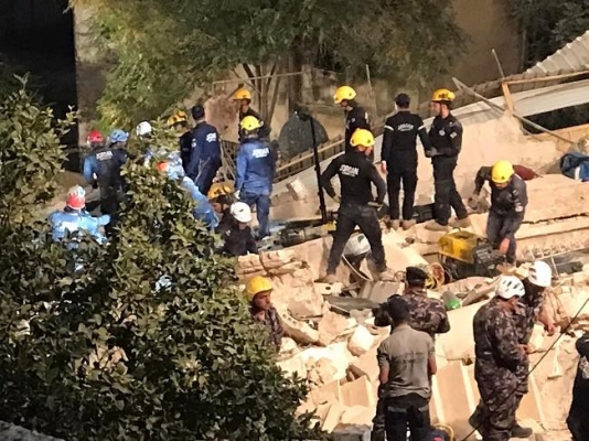 “الأمن”: 5 وفيات و7 إصابات تم إخلاؤها من تحت أنقاض “عمارة اللويبدة”