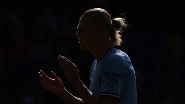 هالاند منزعج من مطاردة الكاميرات في أرضية الملعب .. فيديو