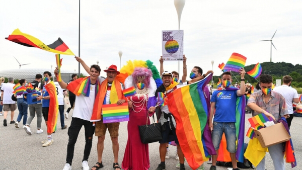 سفير قطر في ألمانيا يتلقى طلبا بشأن مجتمع المثلية الجنسية