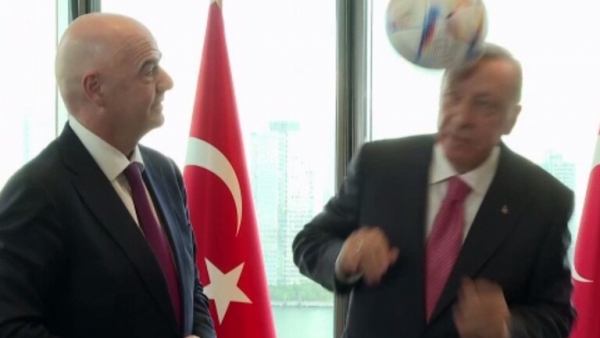 شاهد.. تسديدة رأسية مفاجئة من أردوغان أثناء تقديم كرة مونديال قطر 2022