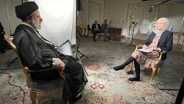 صحفية أمريكية تثير الجدل بارتداء الحجاب أمام الرئيس الإيراني إبراهيم رئيسي