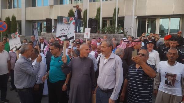 اعتصام حاشد للمتقاعدين أمام مبنى الفوسفات .. ومطالبات برحيل الذنيبات