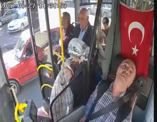 سائق حافلة يصاب بنوبة قلبية أثناء القيادة ويتسبب بحادث (فيديو)
