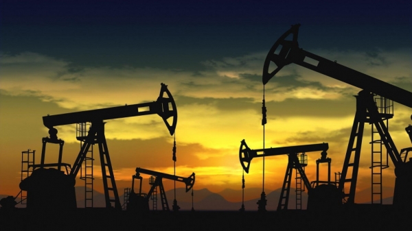 استقرار أسعار النفط في ظل تراجع الدولار واحتمال خفض إنتاج أوبك+