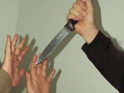 سيدة تطعن زوجها وتسكب الماء الساخن عليه في المفرق